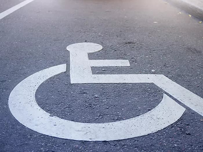 Czy miejsca parkingowe dla niepełnosprawnych są płatne? Sprawdź zasady.