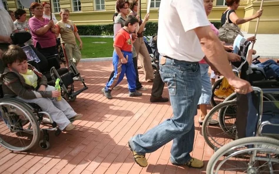 Czy opiekun osoby niepełnosprawnej może dorobić bez ograniczeń?