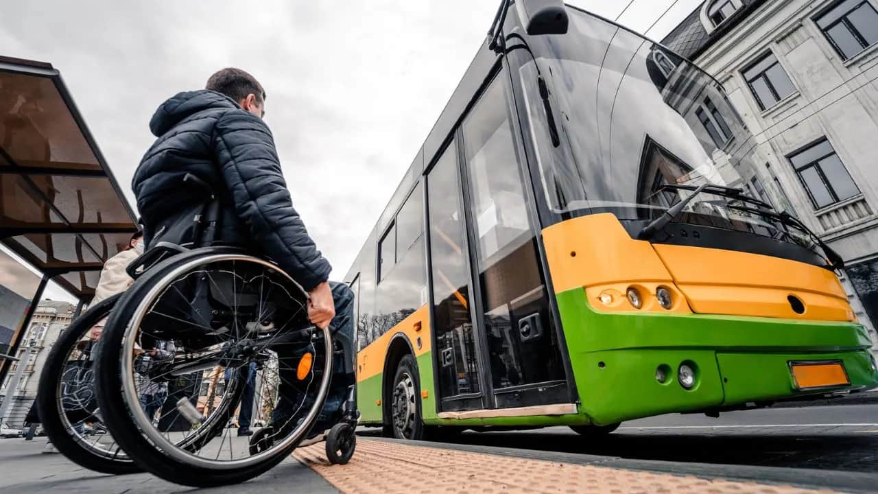 Czy opiekun osoby niepełnosprawnej płaci za bilet autobusowy? Sprawdź ulgi