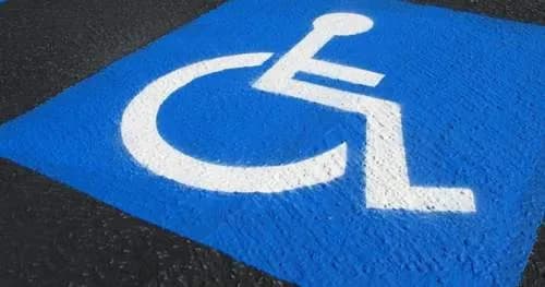 Z czego zwalnia karta parkingowa dla niepełnosprawnych i jakie znaki?